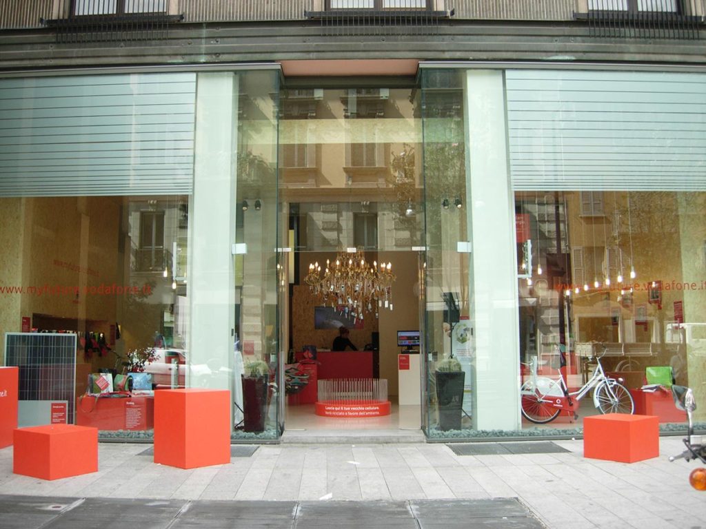 temporary-store-shop-milano-corso-garibaldi-evento-vodafone-pop-up-noleggio-telefonini-ecosolidale