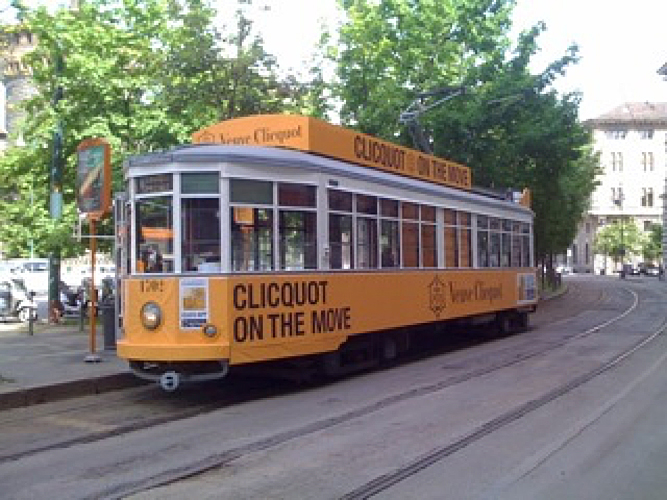 evento-veuve-clicquot-temporary-tram-milano-design-week-fuorisalone-champagne-noleggio